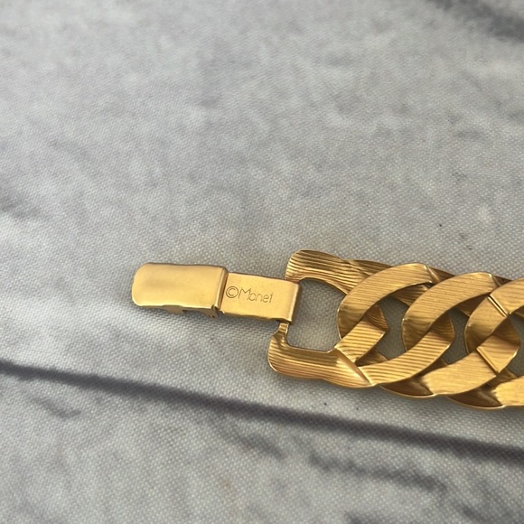 Vintage MONET 80’/90’s gold tone Cuban link BRACELET 7.5” - Picture 3 of 6